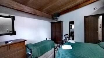 Dreibettzimmer | 1 Schlafzimmer, Schreibtisch, kostenloses WLAN, Bettwäsche