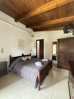 Tweepersoonskamer | Een bureau, gratis wifi, beddengoed