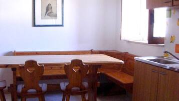 Apartment for 5 people | In-room dining