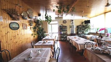 TĂ€gliches inbegriffenes FrĂŒhstĂŒcksbuffet