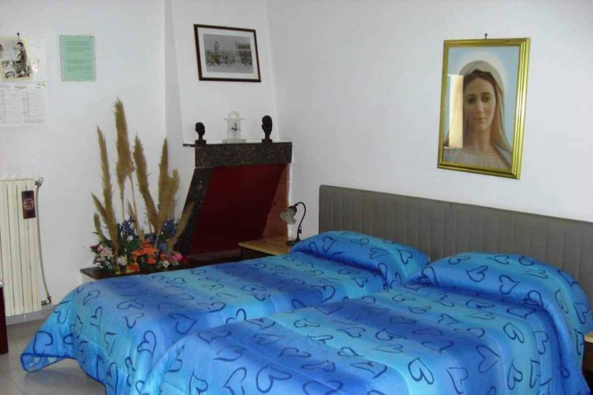Apartment for 2 people | Desk, WiFi (free), bed sheets