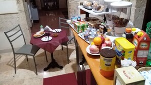 بوفيه فطور مجانًا يوميًا