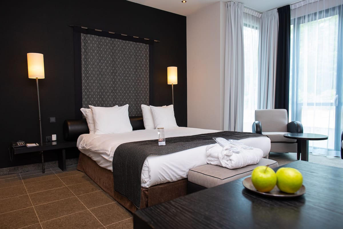Chambre Double Majestueuse, 1 très grand lit, vue jardin
