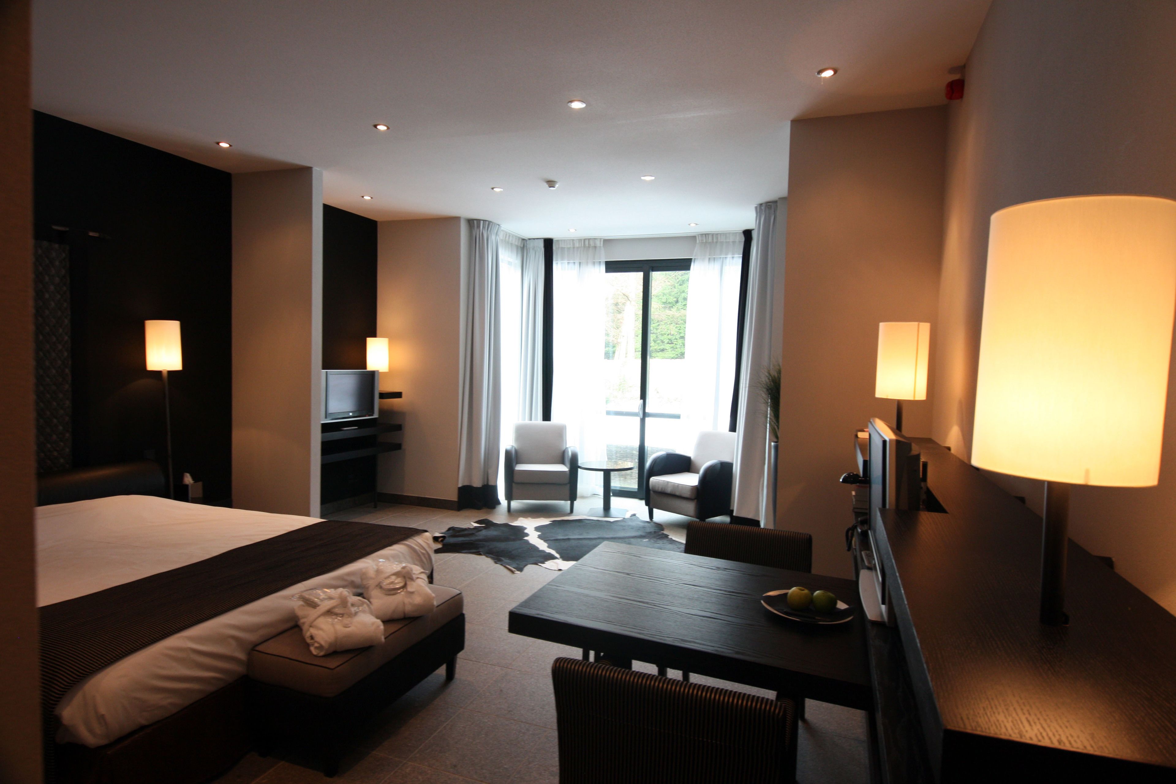 Suite, 1 King Bed | Premium bedding, minibar, in-room safe, desk
