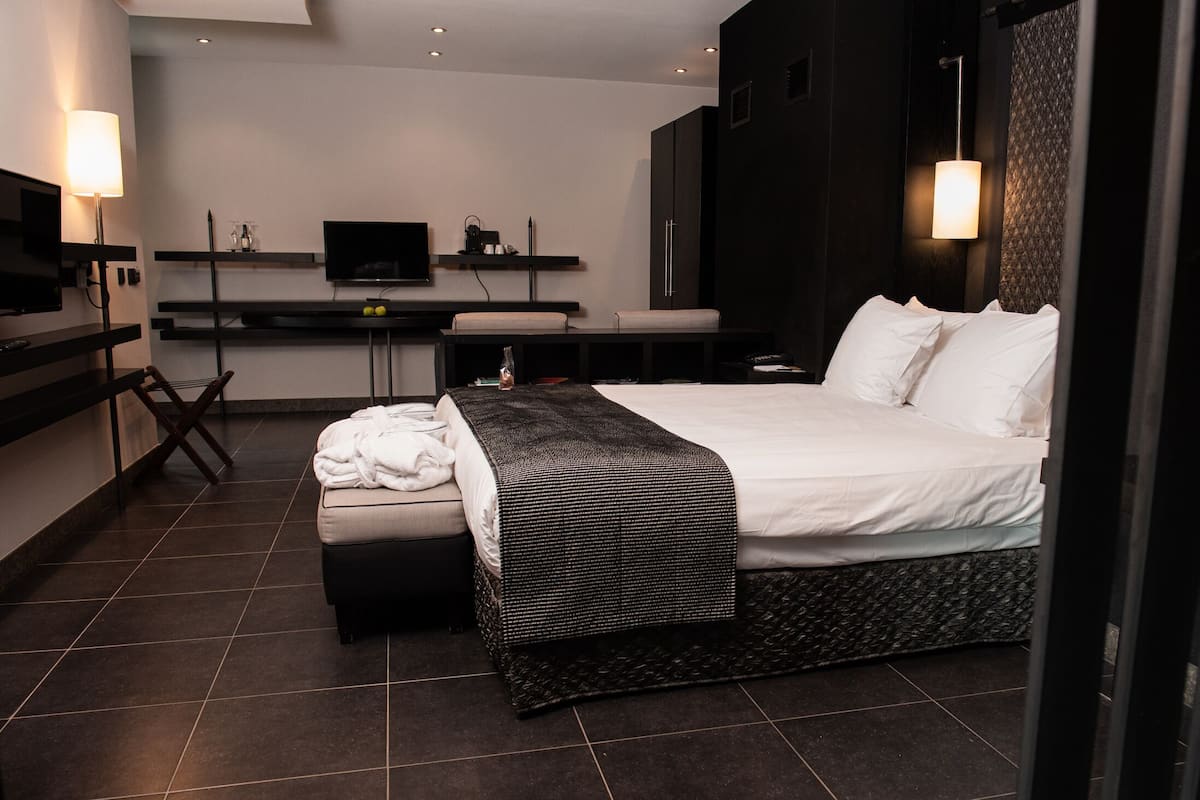 Chambre Standard, 1 très grand lit, vue jardin, dans la tour
