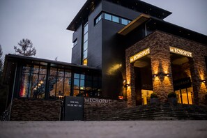 A modern hotel with a brick facade and large windows. - Hotel de Echoput (Hoog Soeren)