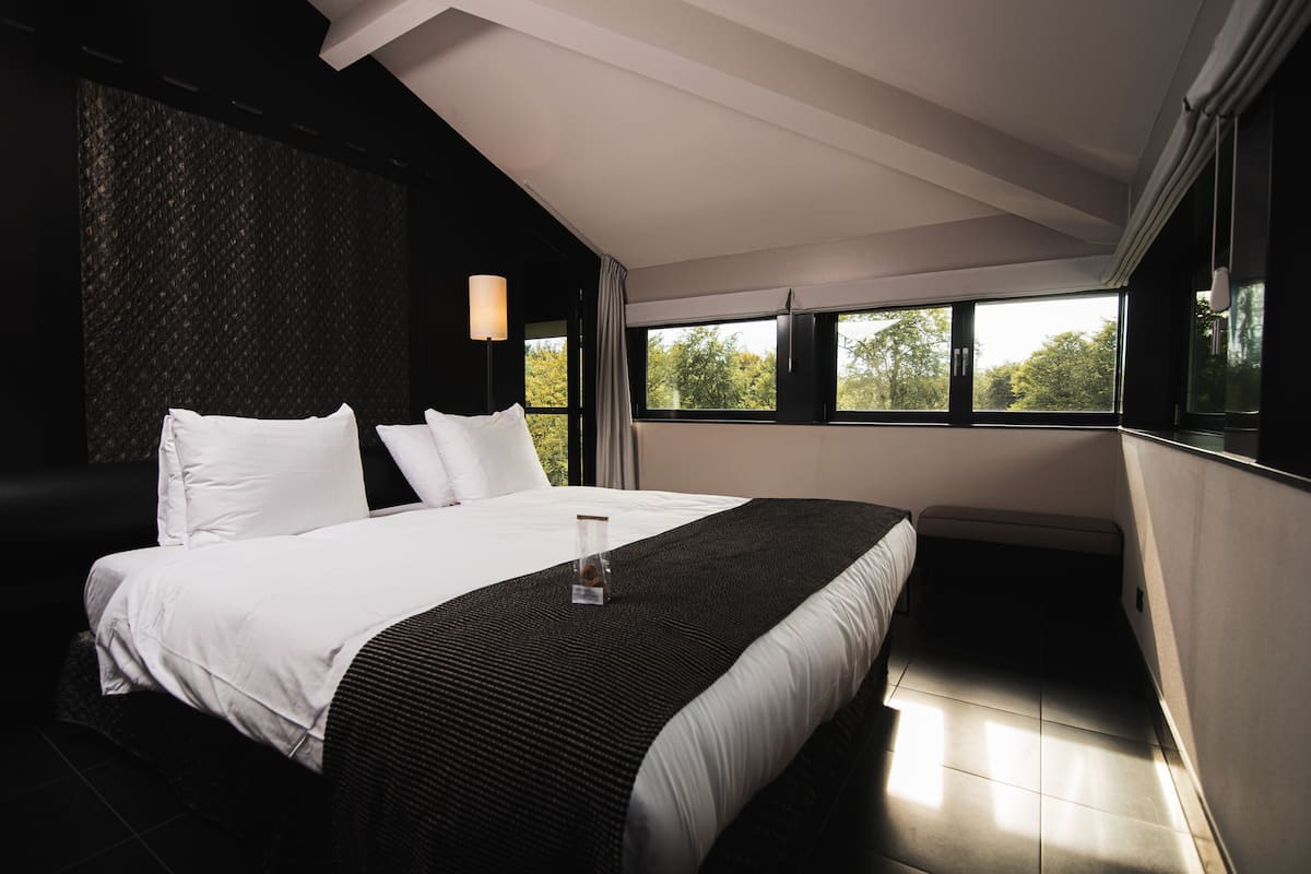 Suite Panoramique, 1 très grand lit, vue jardin, dans la tour