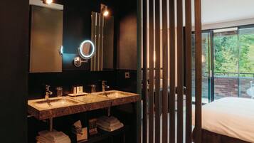 Quarto standard, 1 cama King | Banheiro | Banheira e chuveiro separados, produtos de toalete de grife