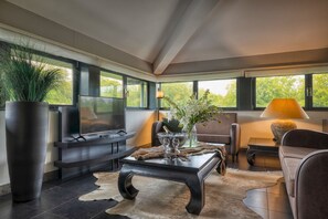 Suite Panoramique, 1 très grand lit, vue jardin, dans la tour | Coin séjour