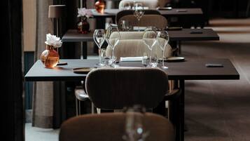 Petit déjeuner, déjeuner et dßner servis sur place, vue sur le jardin