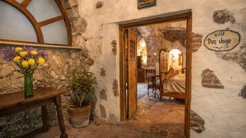 Suite presidencial | Caja de seguridad en la habitación y ropa de cama