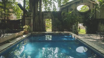 Alberca al aire libre y camastros