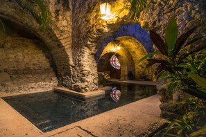 Piscine extérieure, chaises longues