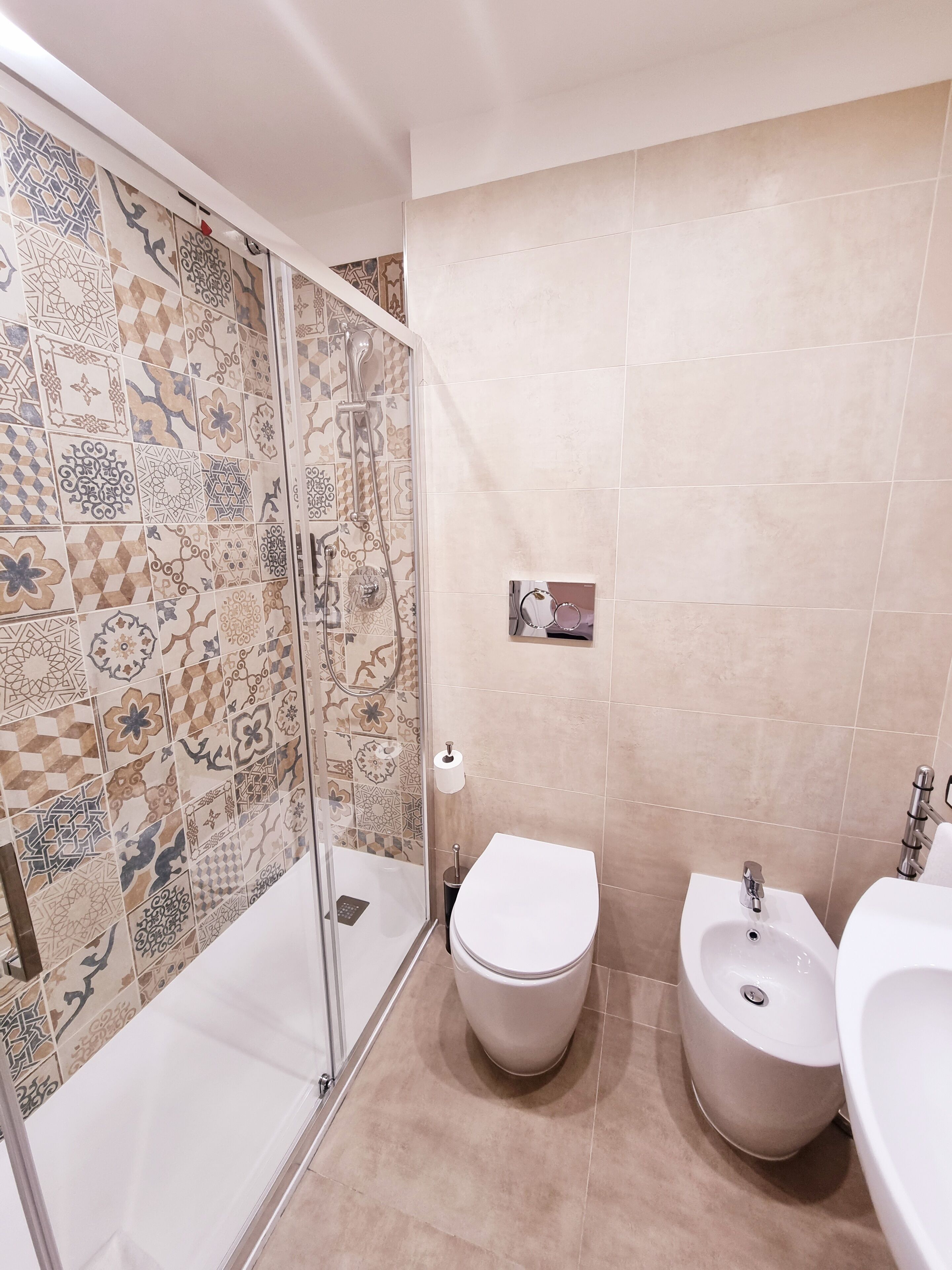 Une salle de bain équipée d’une douche, de toilettes et d’un bidet.