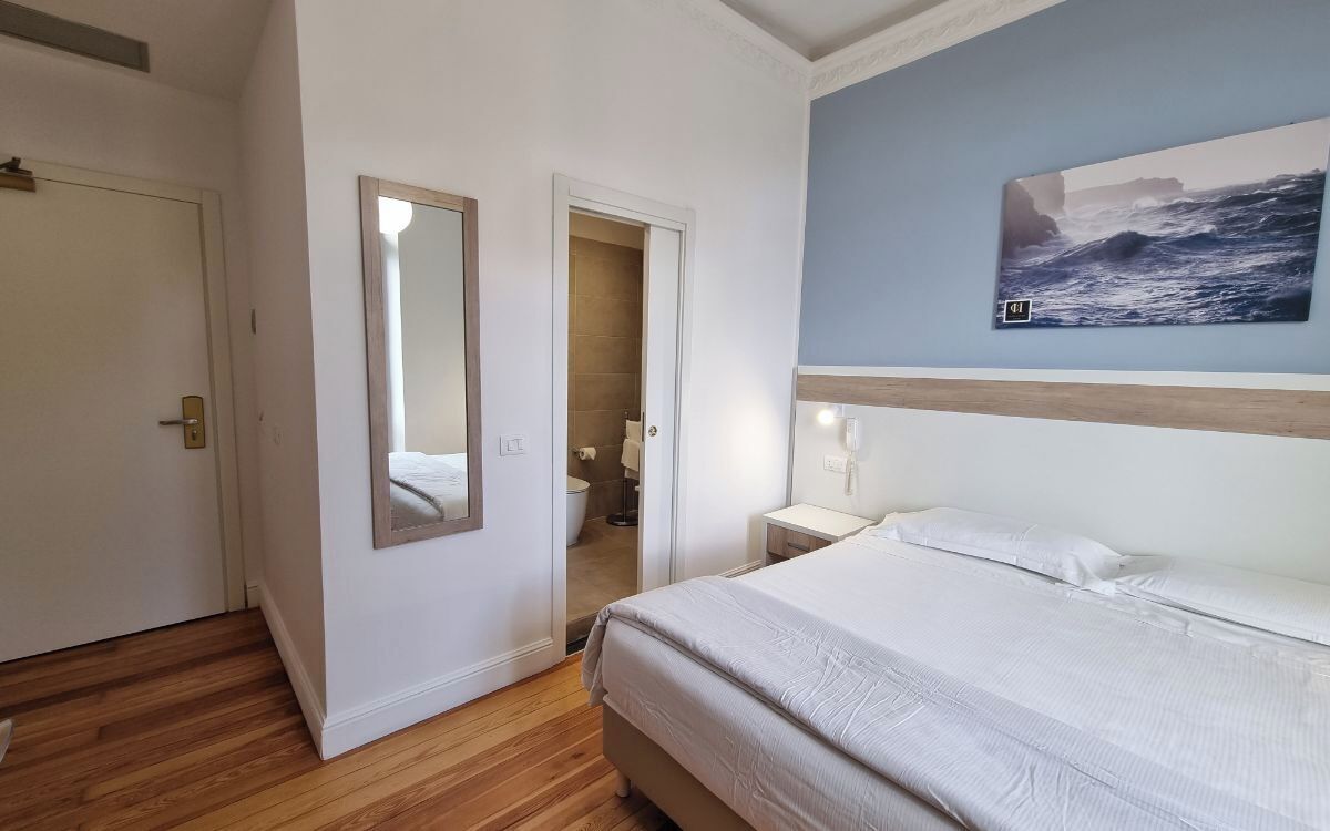 Chambre Classique, vue mer | Minibar, coffres-forts dans les chambres, bureau