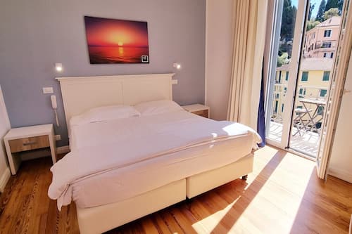 Minibar, coffres-forts dans les chambres, bureau