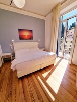 高级房, 阳台, 海湾景观 | 迷你吧、客房内保险箱、办公桌、笔记本电脑工作区