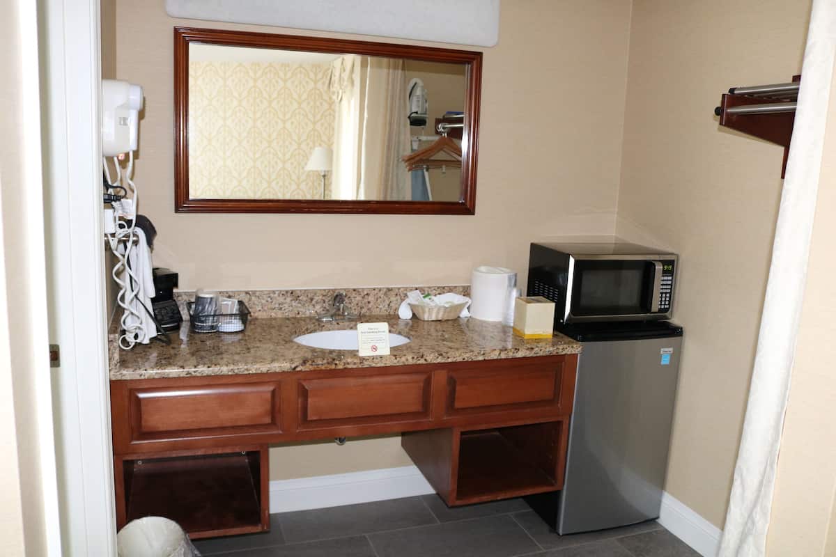 standard room, 1 queen bed, non smoking, jetted tub | bathroom | combined shower/bathtub, free toiletries, hair dryer, towels