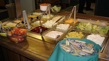 Ein reichhaltiges Buffet mit verschiedenen Speisen und Besteck.