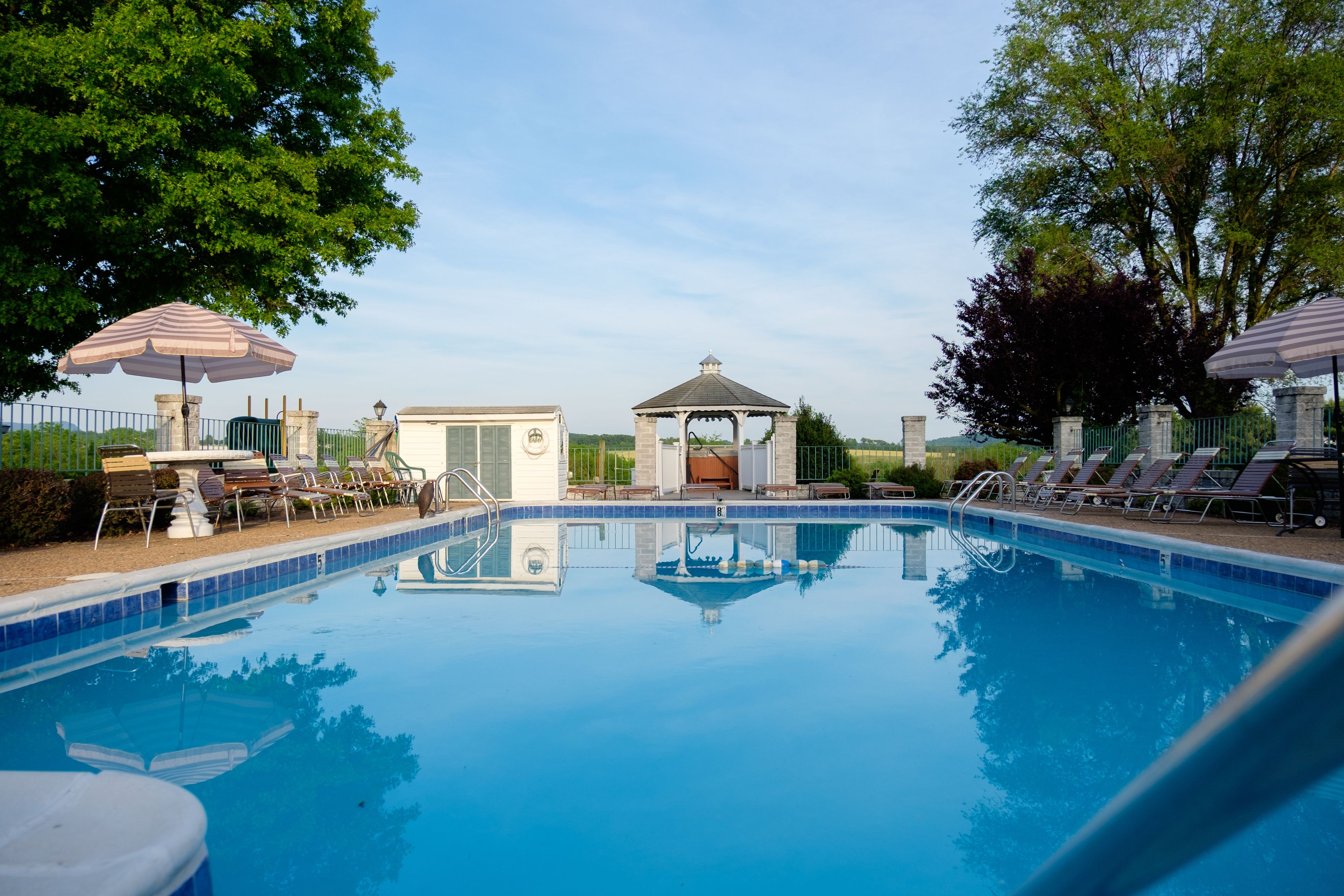 Una piscina al aire libre, sombrillas