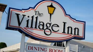 Segnaletica per The Village Inn con l'indicazione 'sala da pranzo'.