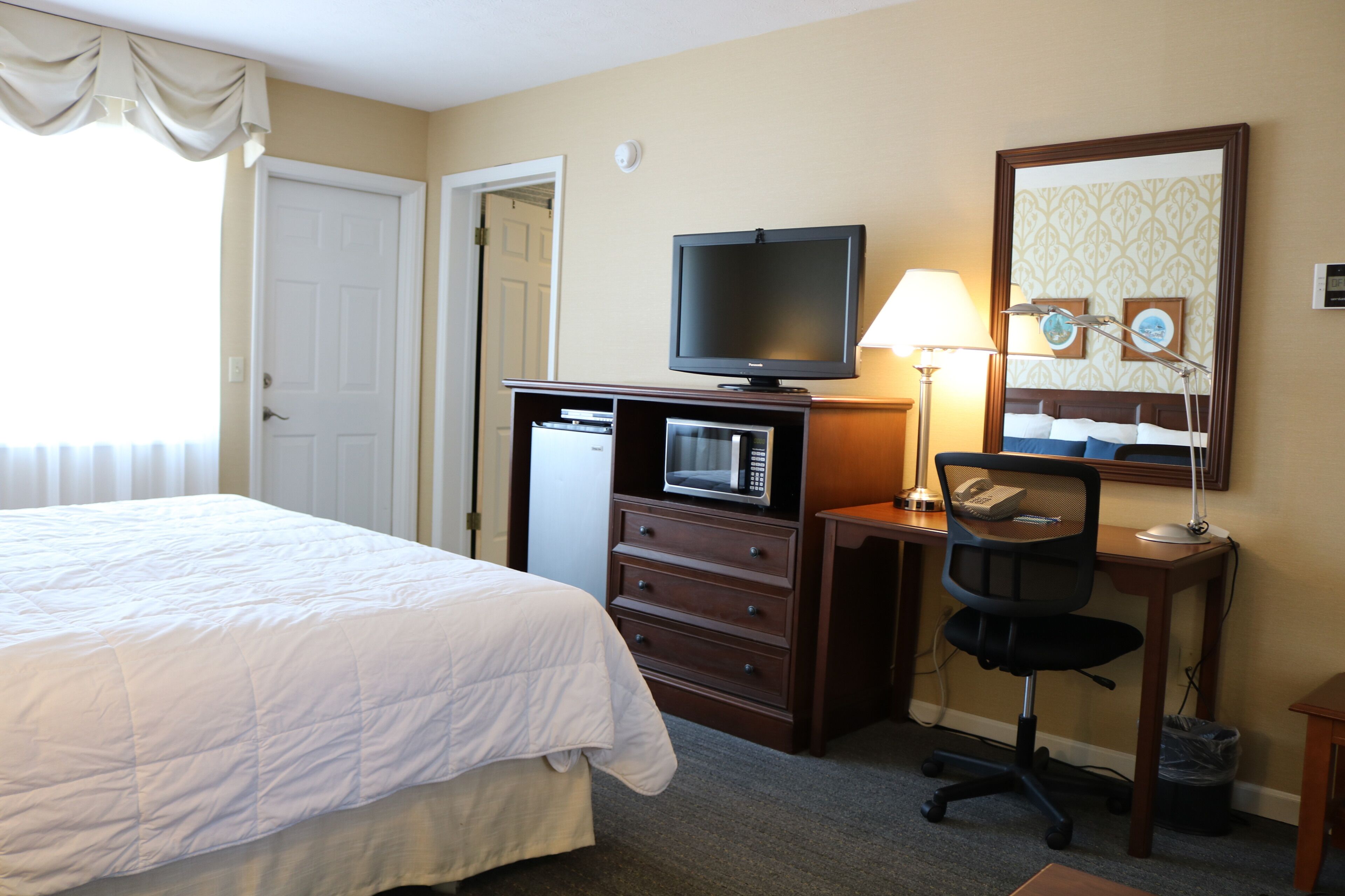 deluxe room, allergy friendly (2 queens, jetted tub, n/s) | 1 bedroom, desk, laptop workspace, iron/ironing board