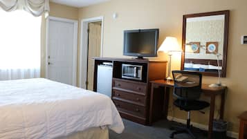 Deluxe-Zimmer, allergikerfreundlich (2 Queens, Jetted Tub, N/S) | 1 Schlafzimmer, Schreibtisch, laptopgeeigneter Arbeitsplatz