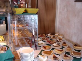 Breakfast and lunch served, southern cuisine