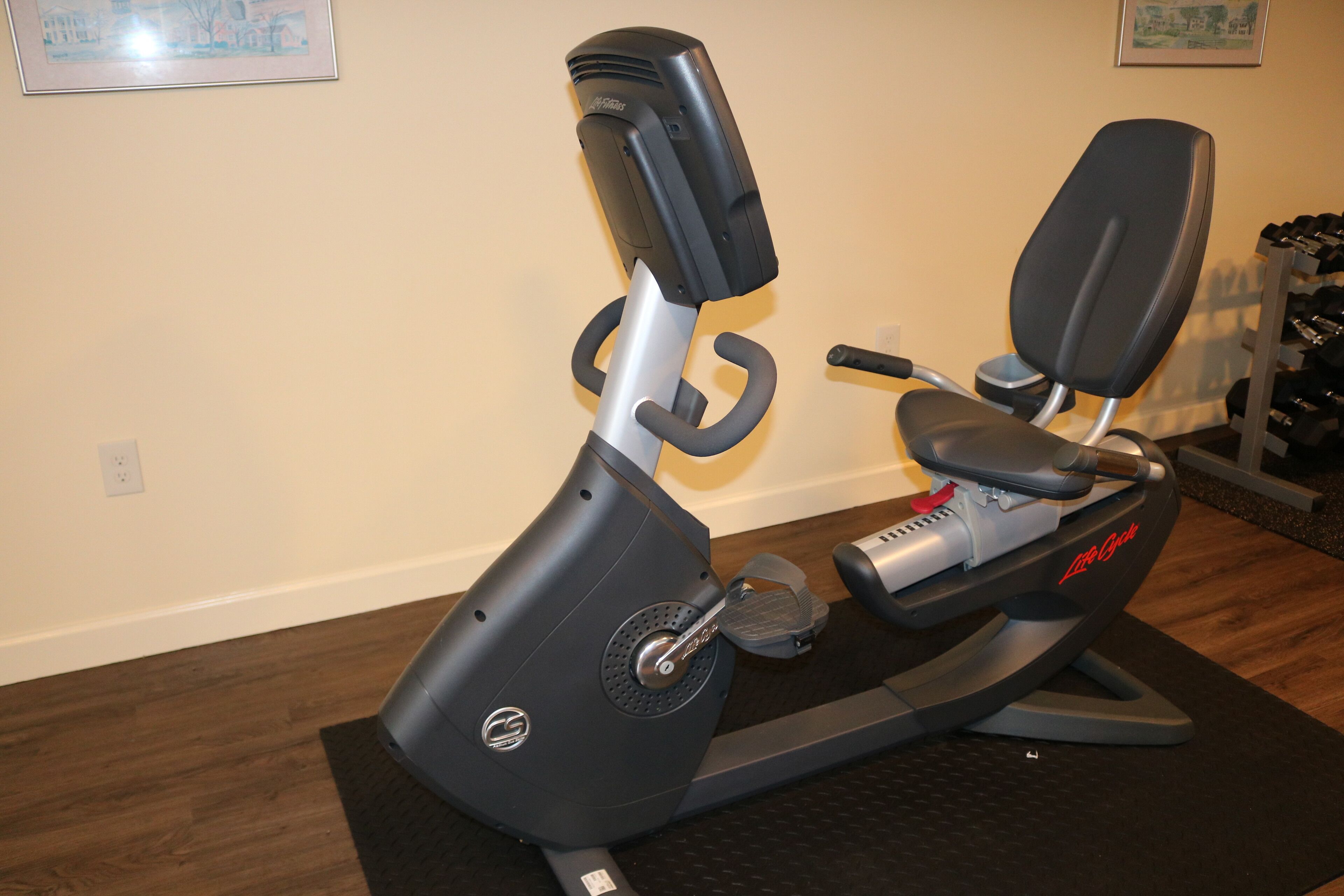 Una bicicleta estática con panel de control y asiento.