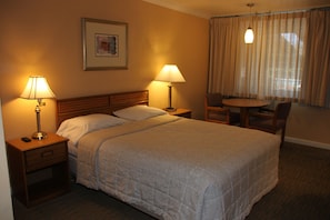 Standard Room, 1 Queen Bed | Desk, free cribs/infant beds, rollaway beds, free WiFi