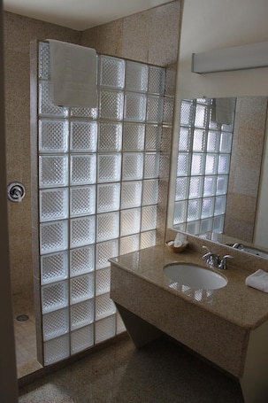 Free toiletries, towels. Villa Inn