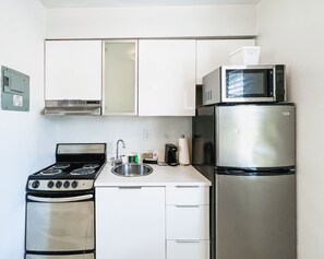 Refrigerador, microondas, cafetera/tetera, servilletas de papel