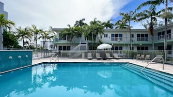 5 Außenpools, Sonnenschirme, Liegestühle