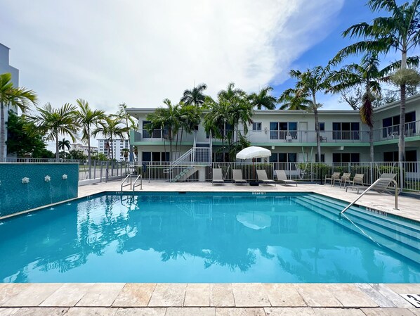 5 outdoor pools, pool umbrellas, sun loungers - Tranquilo A North Beach Village Resort Hotel (Fort Lauderdale)