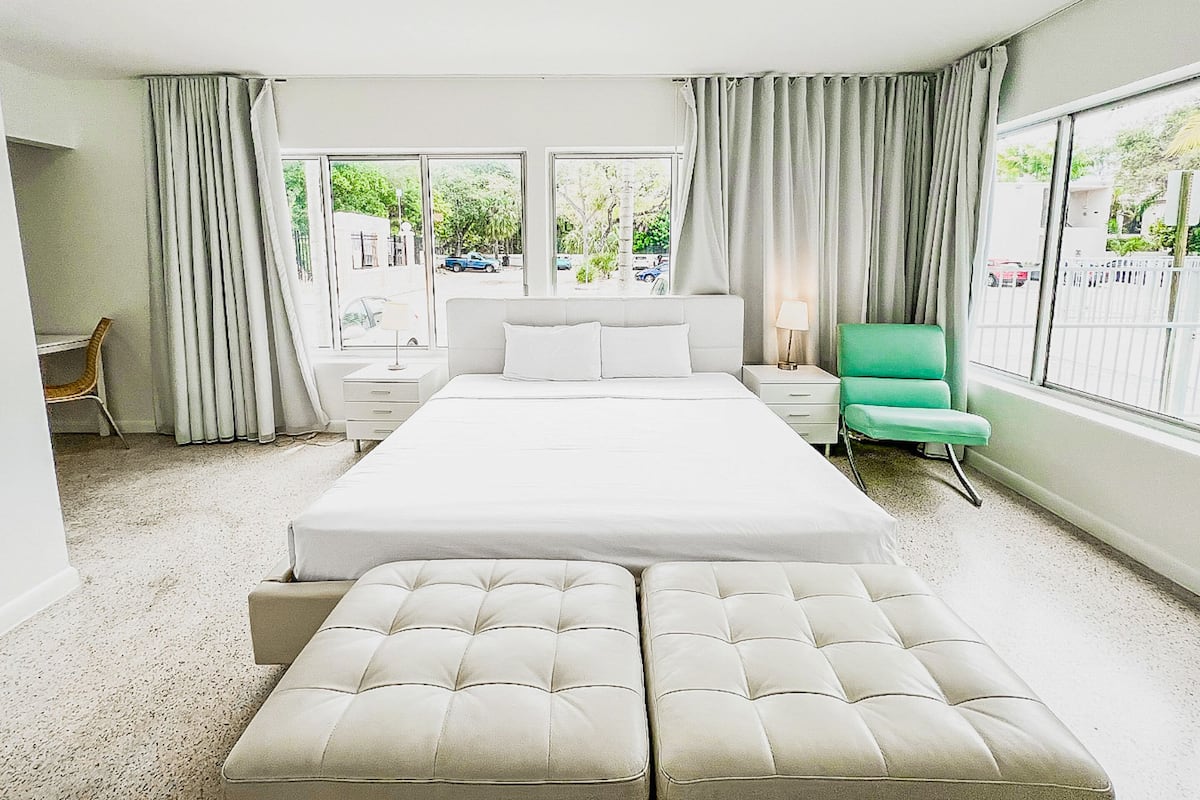 Estúdio luxo, 1 cama King, acessível | 1 quarto, cofres nos quartos, individualmente decorados