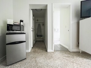 Refrigerador, microondas, cafetera/tetera, servilletas de papel