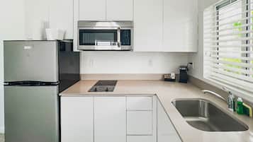 Estudio Deluxe, 2 camas de matrimonio | Cocina privada | Frigorífico, microondas, cafetera o tetera y papel de cocina