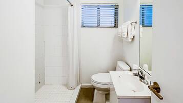 Studio, 2 Queen Beds | Badezimmer | Kostenlose Toilettenartikel, Haartrockner, Handtücher, Seife