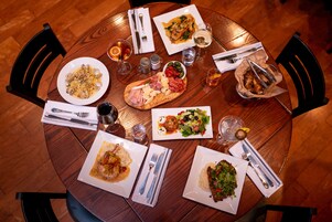 5 restaurantes; se sirve desayuno, cena y brunch; cocina italiana