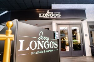 5 restaurantes; se sirve desayuno, cena y brunch; cocina italiana