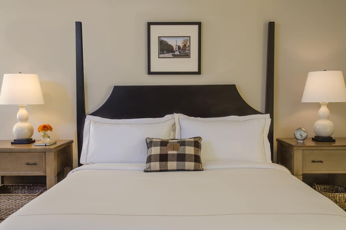 Sengetøy av topp kvalitet, dundyner, minibar og safe på rommet