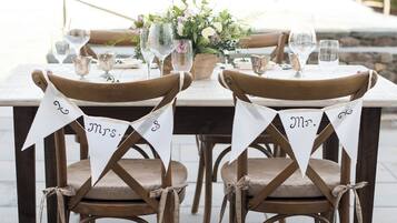 Una mesa de comedor de madera con sillas, cada una con una etiqueta con nombre.