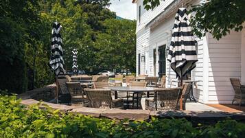 Aamiainen ja illallinen; amerikkalainen keittiö, ulkoilmaravintola