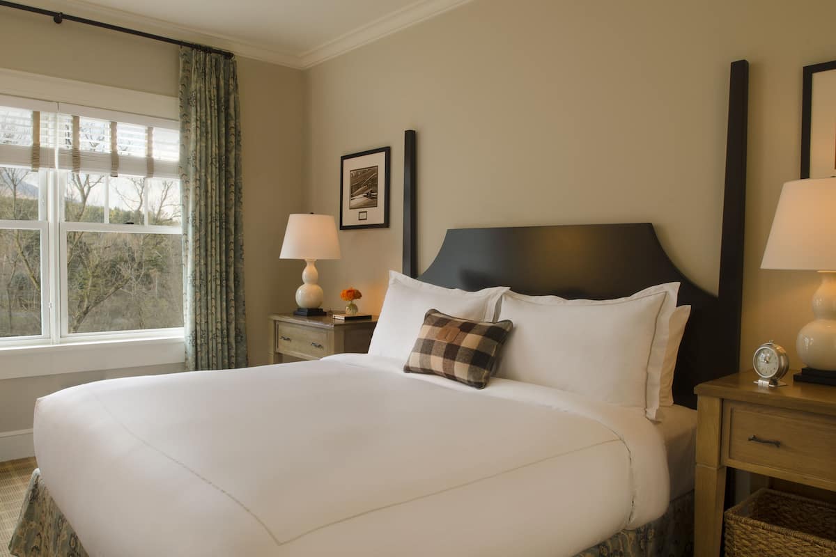 Sengetøy av topp kvalitet, dundyner, minibar og safe på rommet