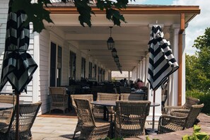 Breakfast, dinner served; American cuisine, al fresco dining 