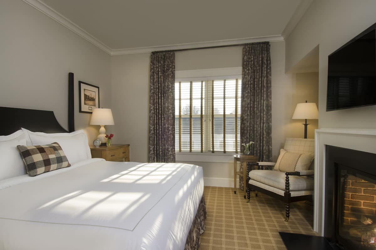 Sengetøy av topp kvalitet, dundyner, minibar og safe på rommet