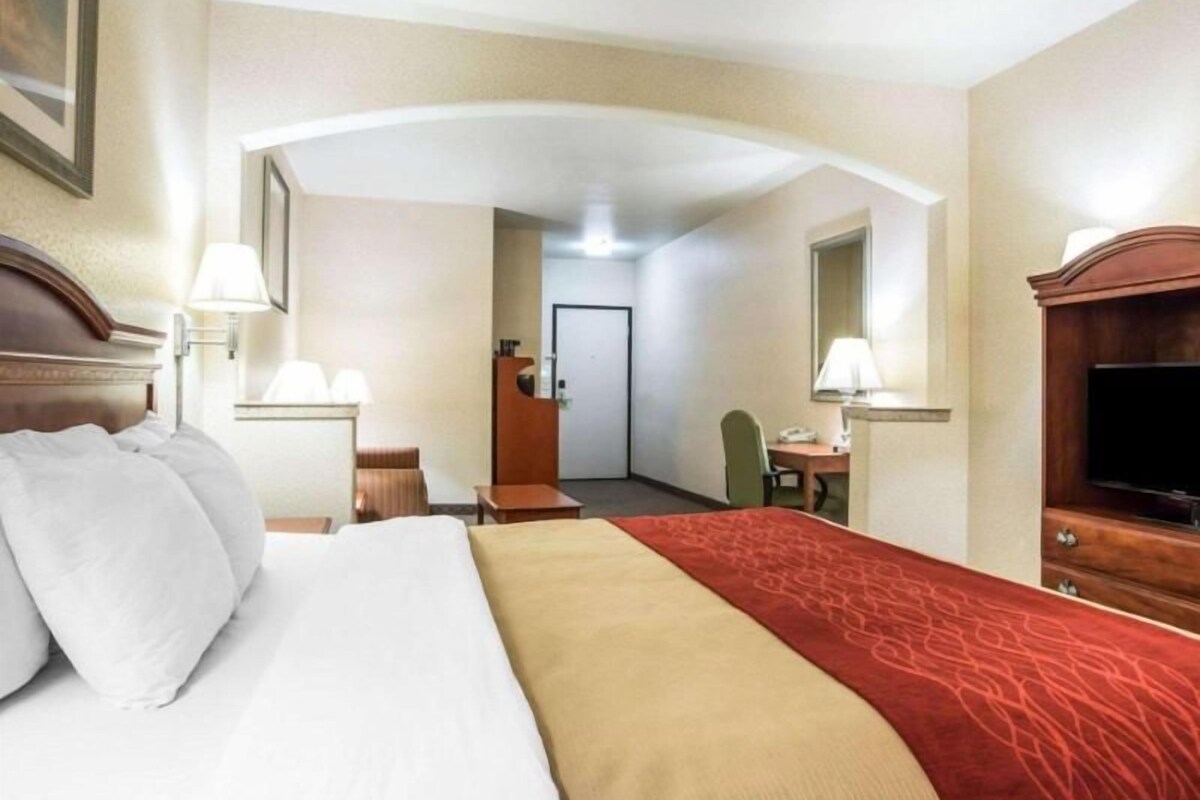In-room safe, desk, iron/ironing board, rollaway beds (surcharge)