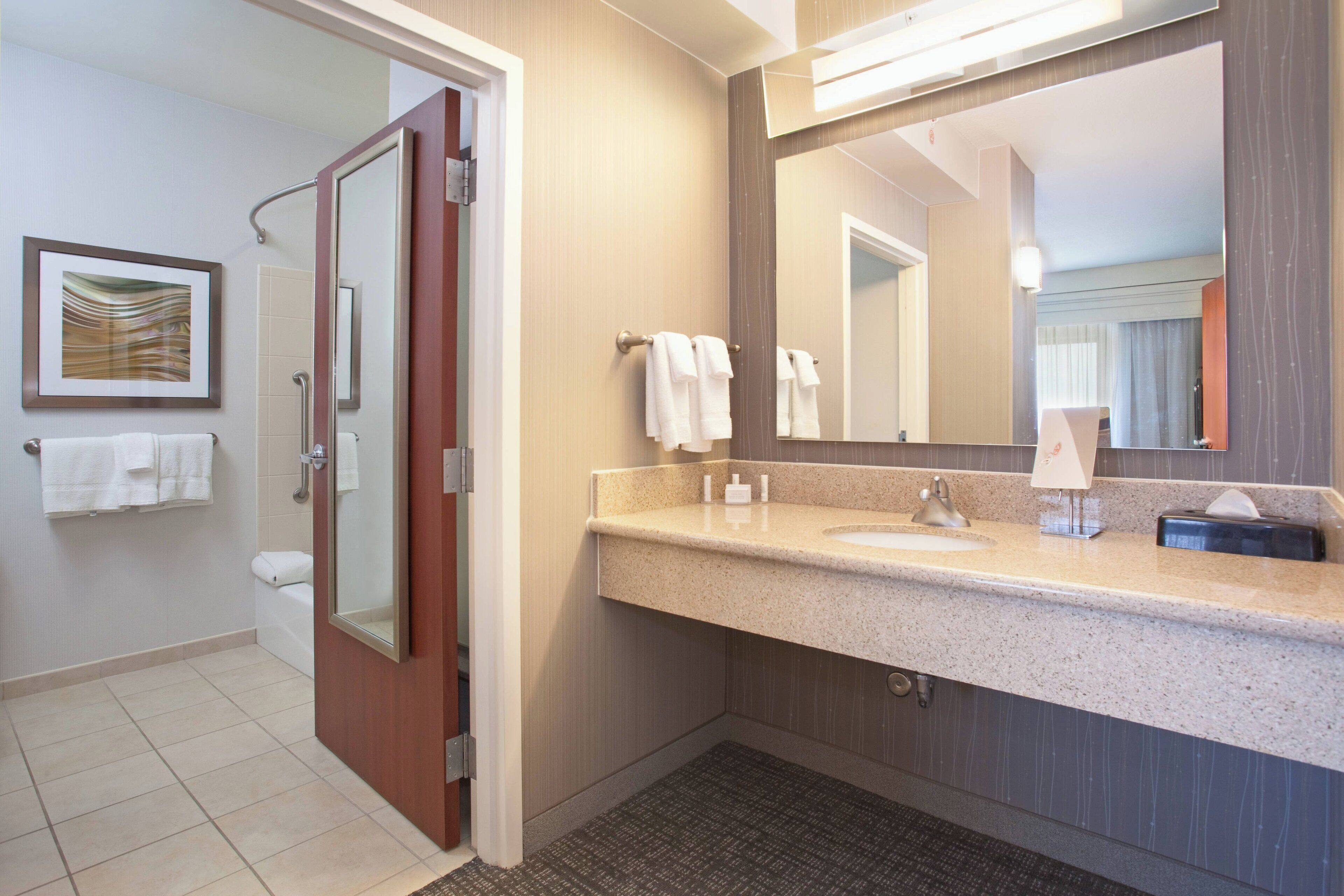 combined shower/bathtub, hydromassage showerhead, free toiletries