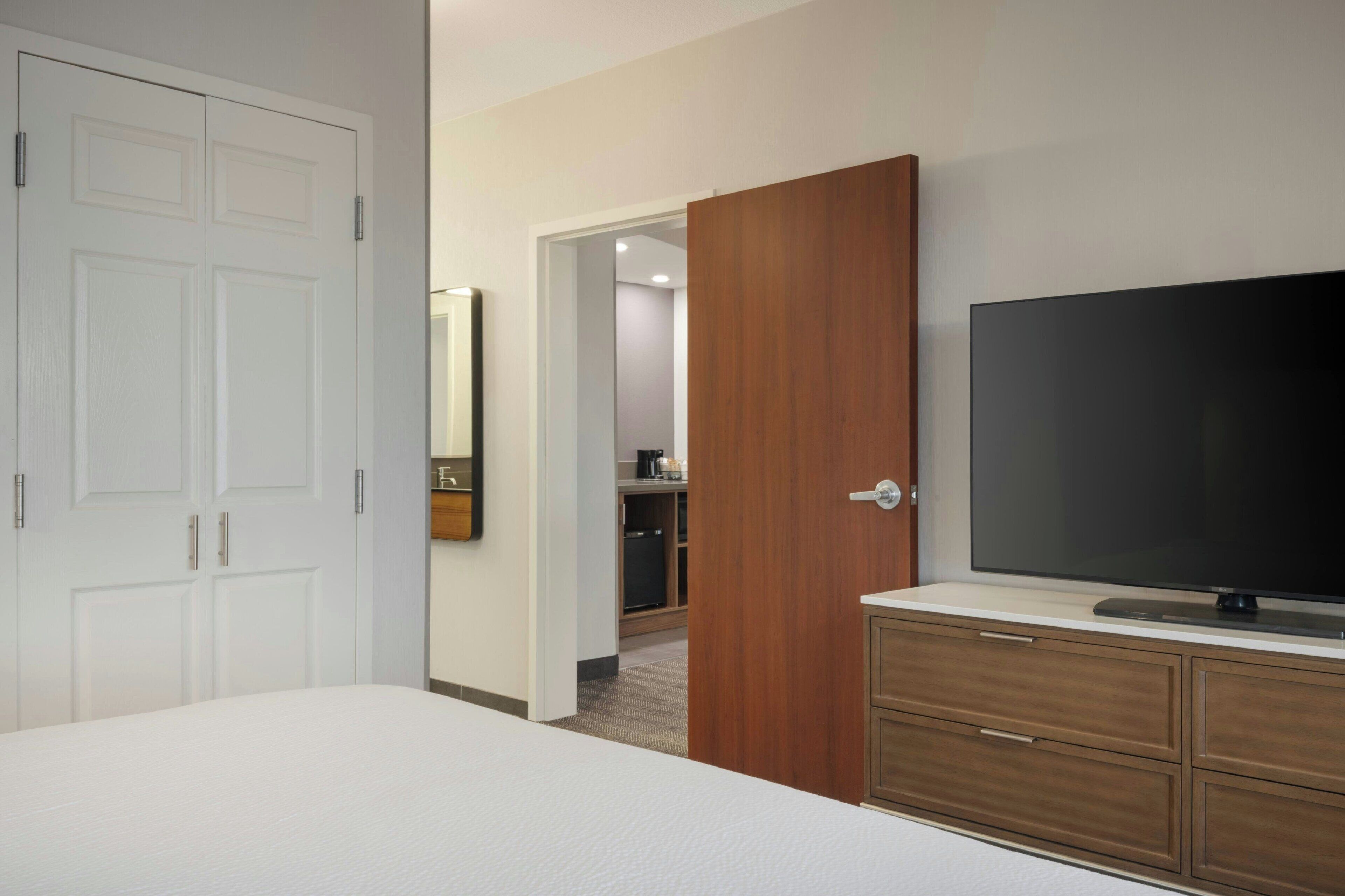 ピロートップベッド、デスク、ノートパソコン用作業スペース、遮光カーテン