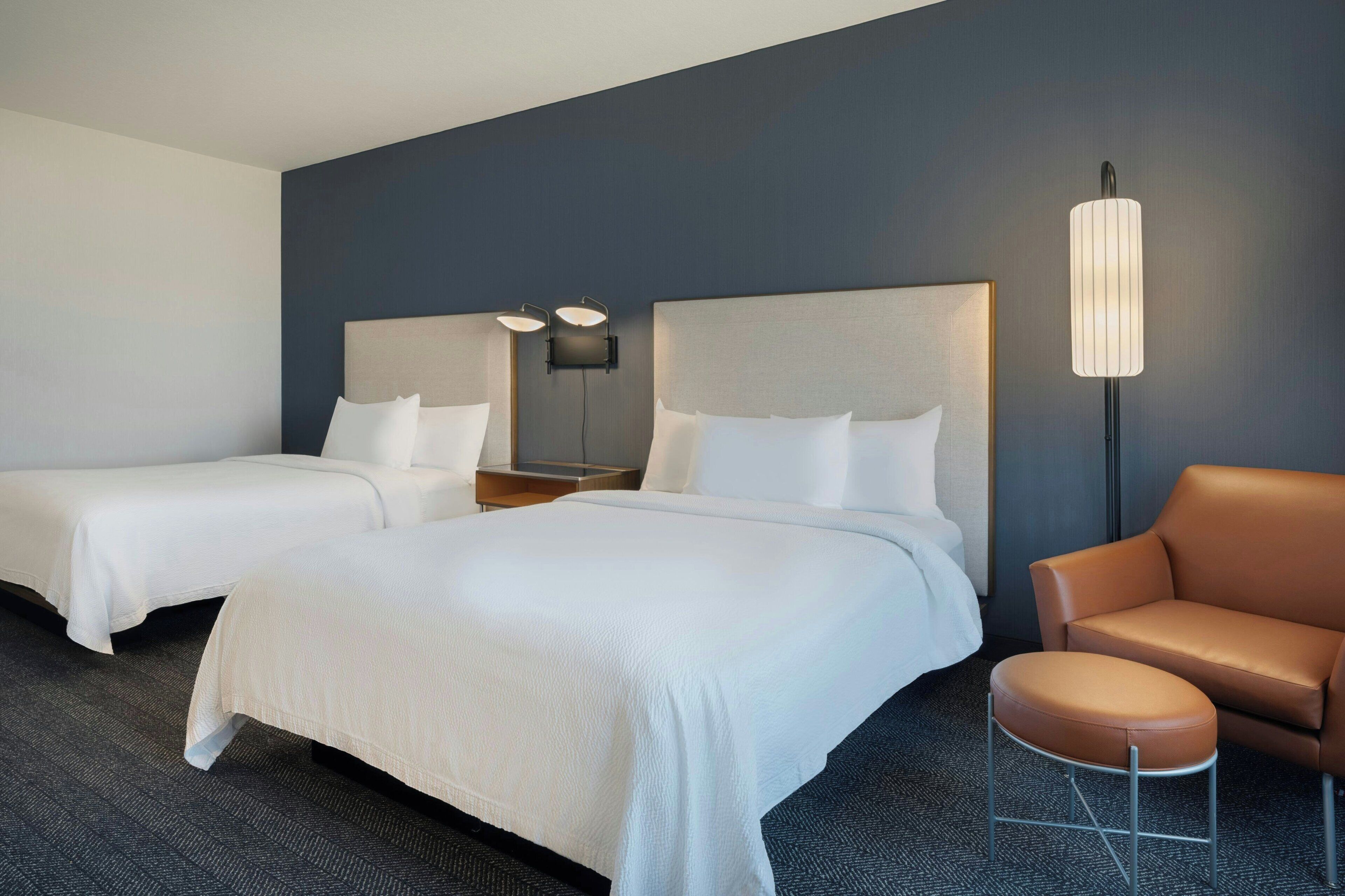 Quarto, 2 camas Queen | Camas com colchões pillow-top, escrivaninha